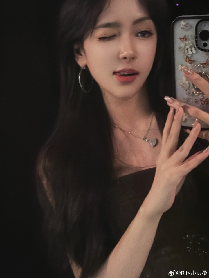 【蜗牛电竞】LPL官方解说Rita晒自拍照：你好，带你海斗！