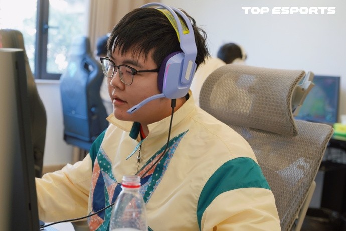 【蜗牛电竞】TES分享队员训练返图:努力备战,磨合进行时