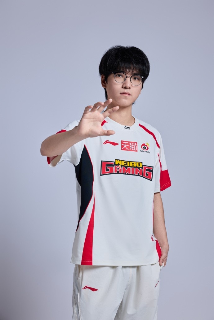 【蜗牛电竞】WBG分享26夹人定妆照：论微博哥拍照POSE的一百种手势