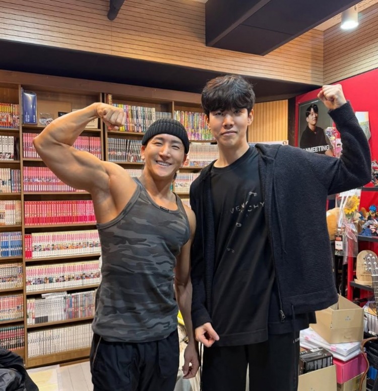 【蜗牛电竞】韩国只有这一个健身房嘛🤔健身教练分享和TheShy合照