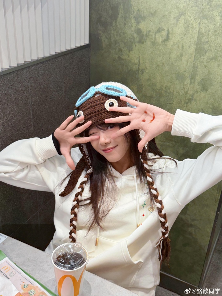 【蜗牛电竞】主持骆歆更博晒照：新赛季新版本！那自然要搭配上新春战袍咯