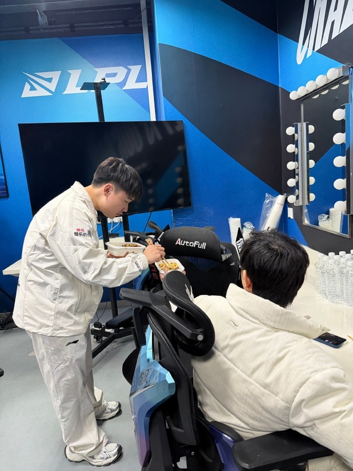 【蜗牛电竞】IG分享选手调试花絮：大家都已经逐渐成为散装多国语言拥有者