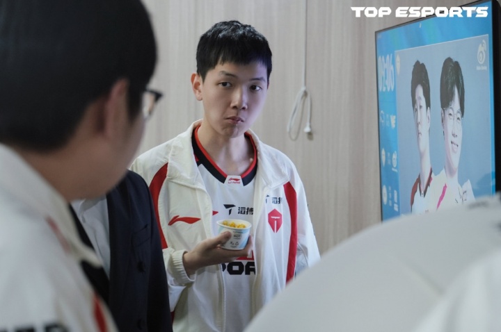 【蜗牛电竞】聚是陀螺 散是屎?吧友们如何评价Kanavi转会后,TES和HLE均位列各自赛区倒一?