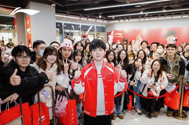 【蜗牛电竞】JKL更新动态：一日店长下班，感谢大家来捧场，祝大家日进斗金！