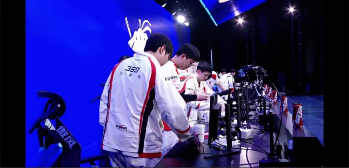 【蜗牛电竞】🎲333！369三局表现拉完了，对线失智送头，团战逛街没作用！总战绩1-15！