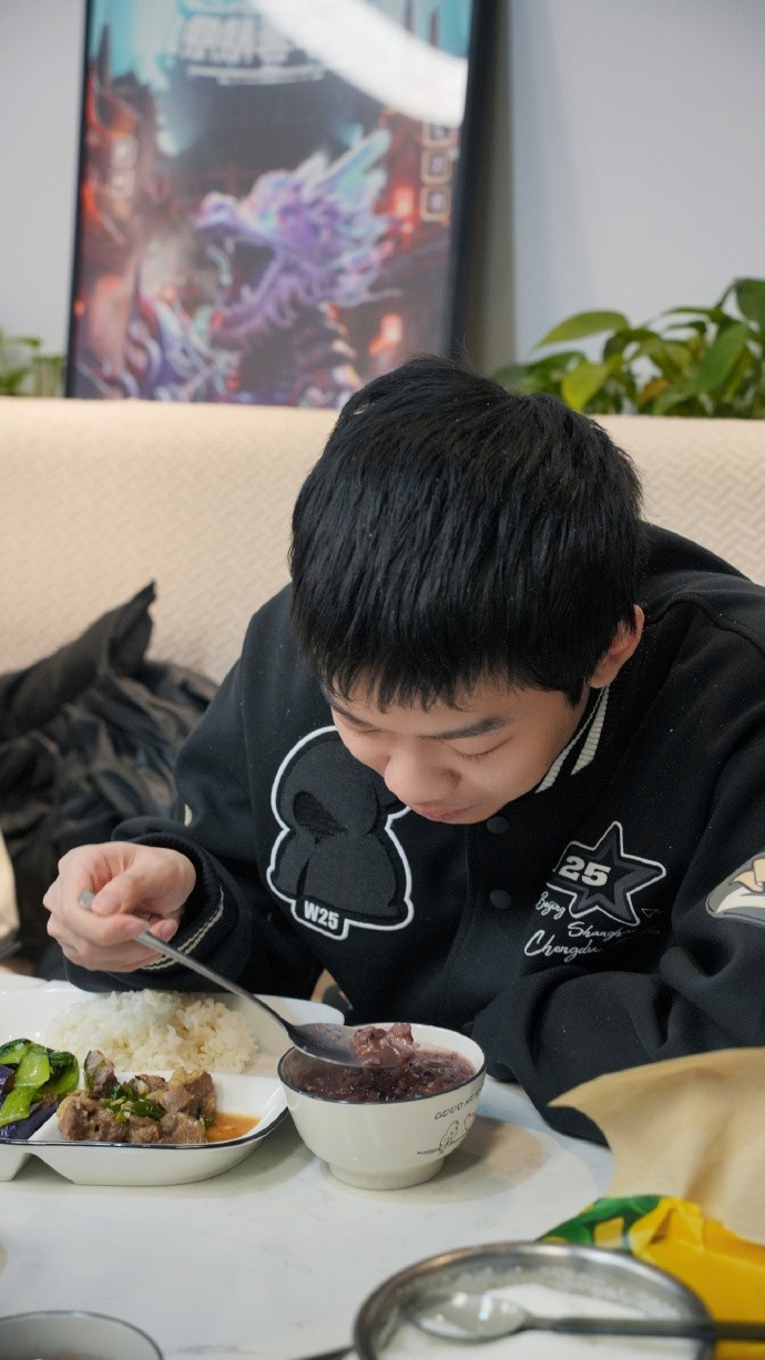 【蜗牛电竞】腊八快乐!LNG分享选手照:给哥几个准备了腊八粥腊八蒜~“粥”到