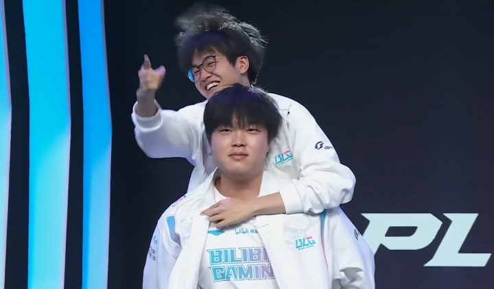 【蜗牛电竞】😅粉丝开盒曝光Xun私人行程:去湖北黄冈开导Bin,明早再回上海