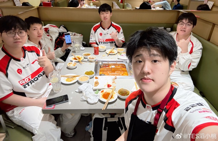 【蜗牛电竞】哥哥的参团率太高了!TES官方赛后晒选手聚餐返图:坚哥带上杰克吃一口