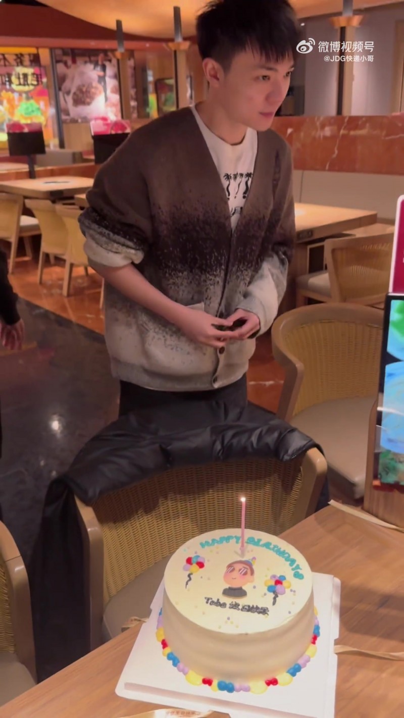 【蜗牛电竞】生日快乐！JDG晒为Tabe庆生视频：一个被蛋糕和祝福包围的教练