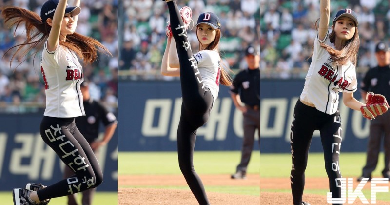 【蜗牛电竞】頂級長腿開球妹「一字馬」超級狂！緊身褲下的線條讓上萬人都瘋了…