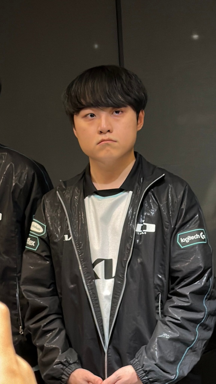 【蜗牛电竞】被麦哥训话还是被Faker打哭了?ShowMaker赛后眼睛泛红 表情略显难过