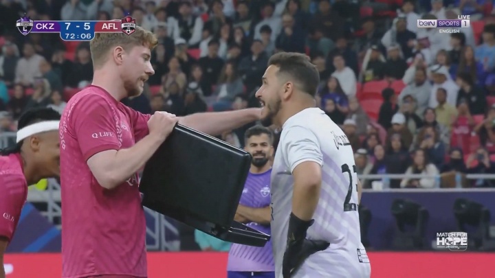 【蜗牛电竞】🤑“钞能力”！全球第一网红慈善足球赛贿赂门将 用一万美元现金买进球