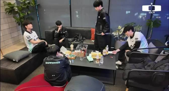 【蜗牛电竞】CvMax教练休息室训话:你们有想要比对面打得好的野心吗?你们在致敬对手吗?