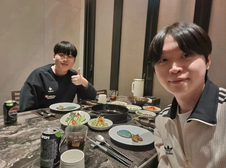 【蜗牛电竞】Bdd分享与Peter聚餐合照：尹洙成长了很多呢