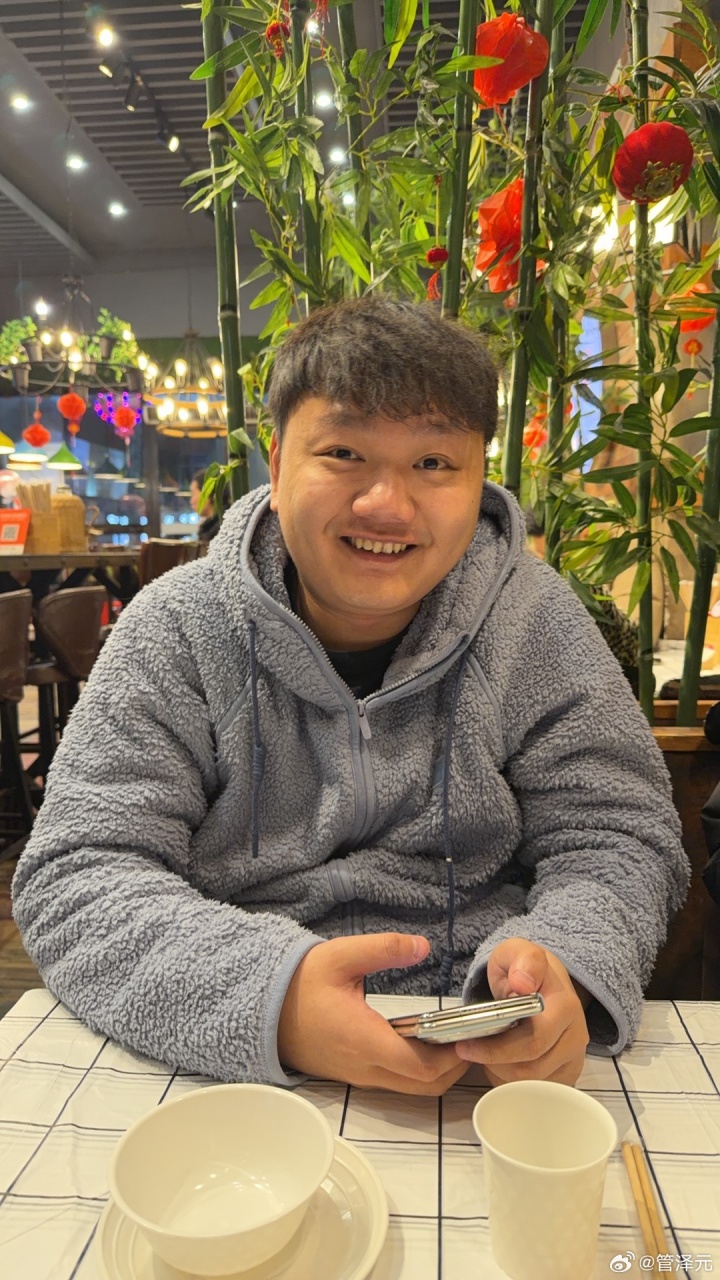 【蜗牛电竞】管泽元分享照片：与Yagao聚餐吃夜宵，Yagao胖了不少