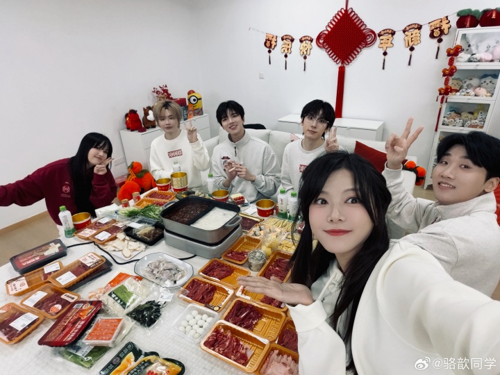 【蜗牛电竞】骆歆分享与Baolan/Crisp等人合照：大包小包真是过年好了家人们~