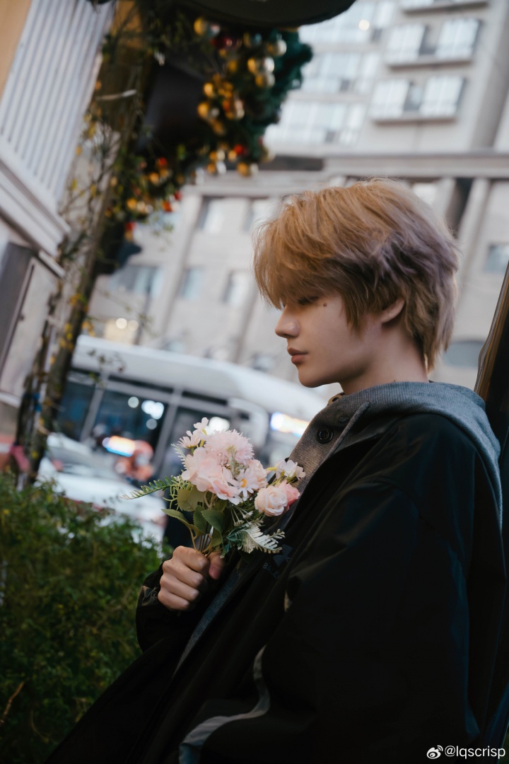 【蜗牛电竞】和Bin哥高下立判！Crisp晒照：电子榨菜冒泡