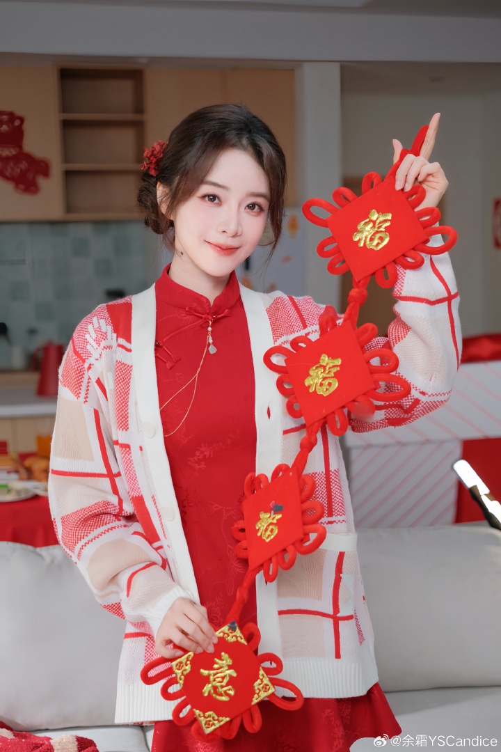 【蜗牛电竞】典雅端庄 雍容华贵！LPL女主持余霜晒照：给大家拜年咯！