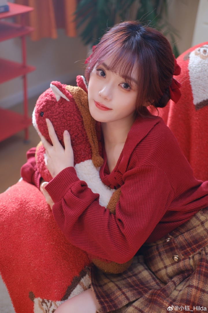 【蜗牛电竞】LPL女主持小钰晒照:迎财神咯~财神爷爷请多来!!!