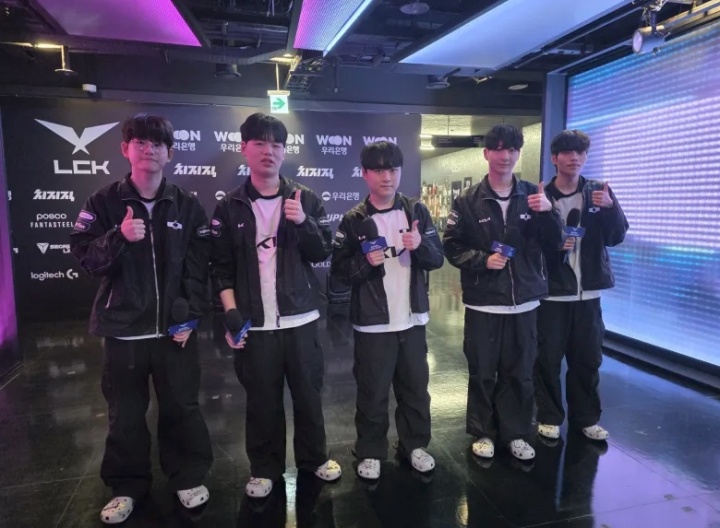 【蜗牛电竞】DK管理层分享休息室赛后照片:打野和AD喜笑颜开~