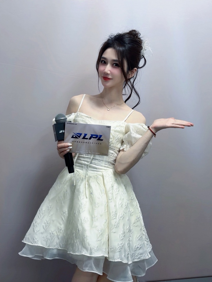 【蜗牛电竞】主持小悠珊珊更博晒照:最快的一集!已经闪现到高铁站了