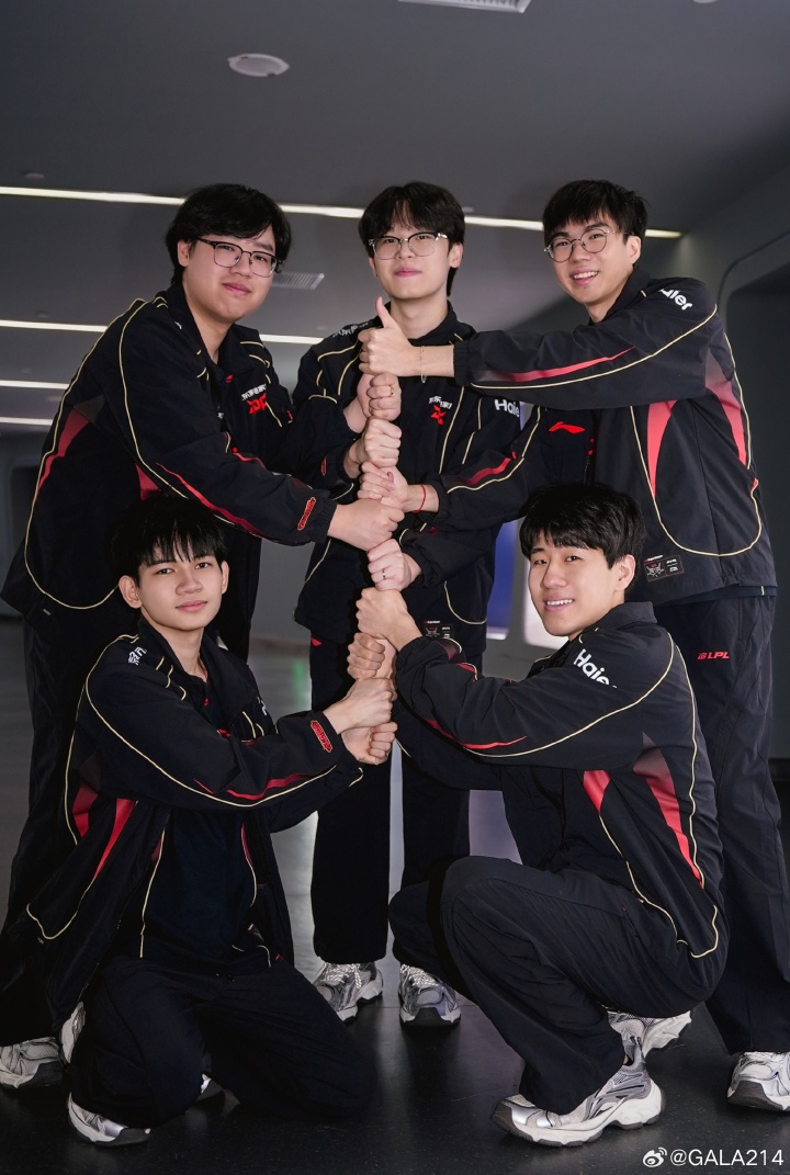 【蜗牛电竞】GALA赛后晒JDG全员合影:兄弟们打得好啊,再继续加油