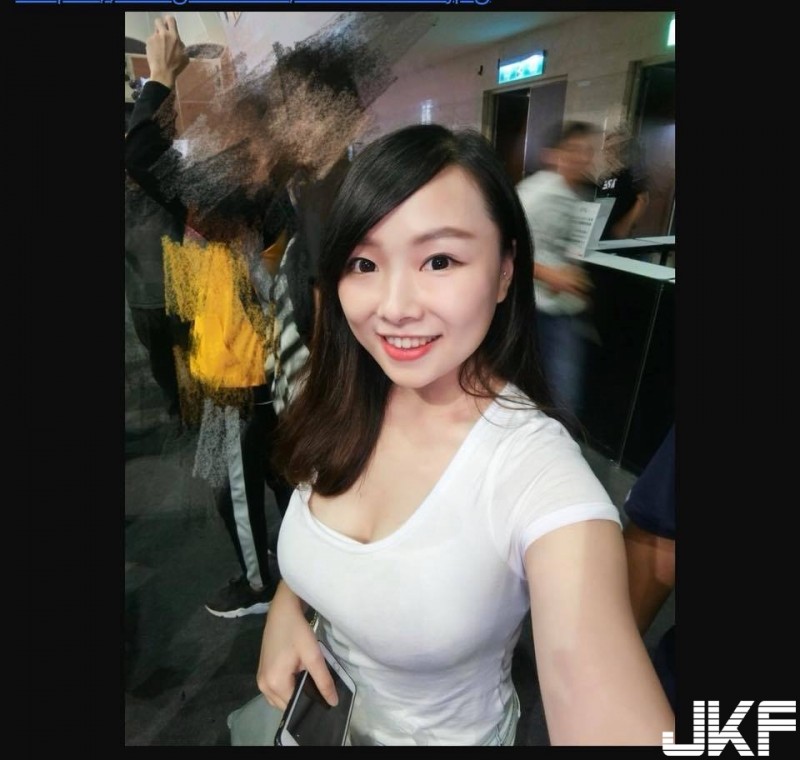 【蜗牛电竞】廣播電台女主播「好胸」！藏不住的隱乳呼之欲出，感覺滿到要彈出來了….