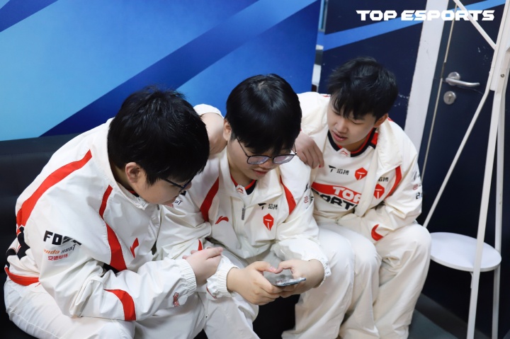 【蜗牛电竞】网传下路选手Jiaqi率先向管理层提议调查naiyou，时间早于Creme