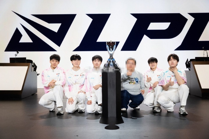 【蜗牛电竞】最暖心💗合照！BLG全员为矮小观众蹲下，粉丝：从西安赶来值了