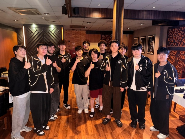 【蜗牛电竞】LOUD分享照片：和GEN选手们一起聚餐