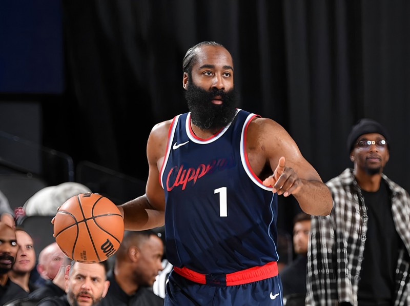 【蜗牛电竞】焦点球星连续出场，状态起伏引发热议