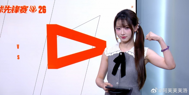 【蜗牛电竞】LPL互动女主持人阿芙晒照：你好 我在上班~