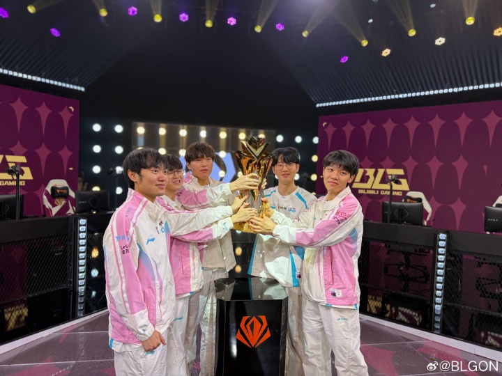 【蜗牛电竞】BLG辅助ON晒出捧杯照片：“（这冠军）不简单呀”