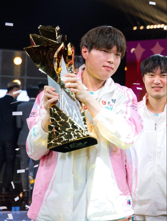 【蜗牛电竞】官方认证!LOL官方分享Bin捧杯照:世界第一上单