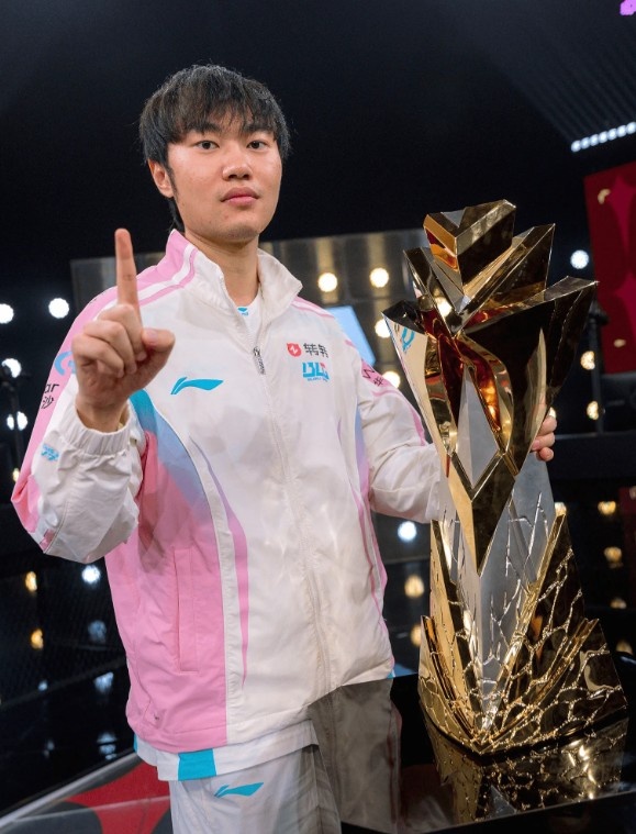 【蜗牛电竞】LOL官推分享Knight赛后照片：黄金左手再添一座国际赛事冠军奖杯