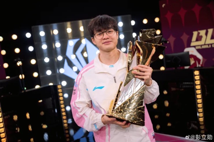 【蜗牛电竞】夺得先锋赛冠军后，Xun社媒分享自己赛后捧杯照