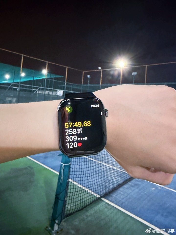 【蜗牛电竞】主持骆歆更博晒照:今天网球复健 打完直接连手机都举不起来