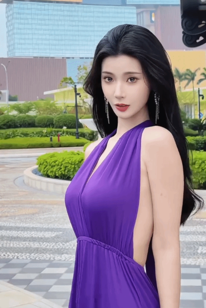 【蜗牛电竞】“浩浩妈”紫色长裙韵味十足！深V娇嗔 眼神拉丝了