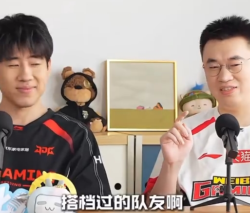 【蜗牛电竞】暗示谁呢？xiaohu：我搭档过的队友很多玩卡莎的 和他们都说别飞 下一秒就飞了