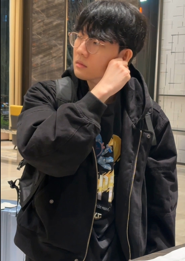 【蜗牛电竞】BLG官方分享Viper的出差OOTD：BLG冠军T恤带货中