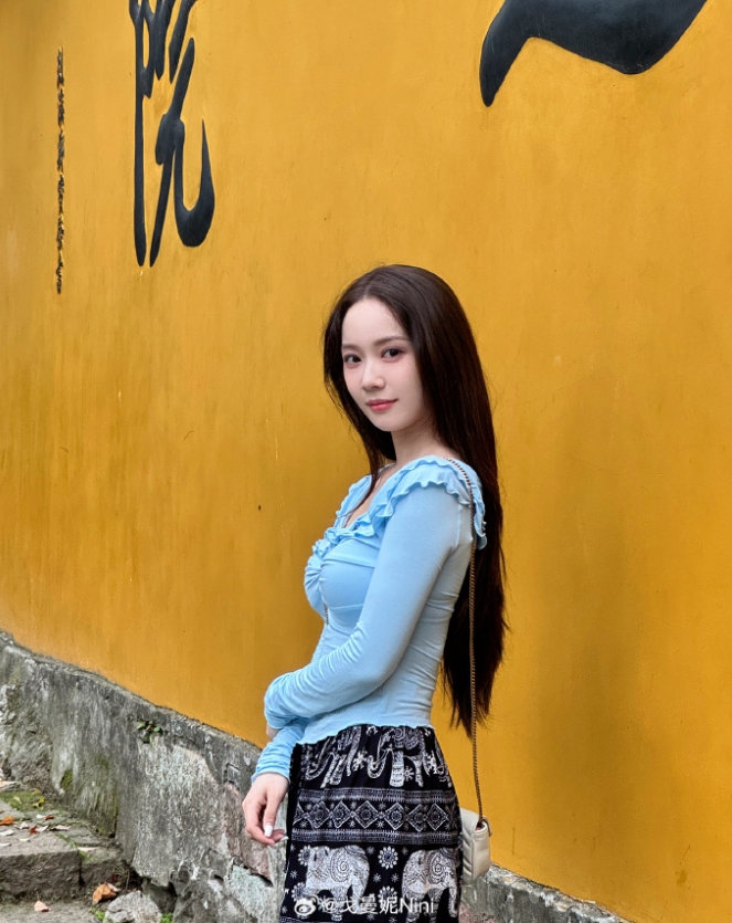 【蜗牛电竞】无畏契约主持人戈曼妮晒照:风吹起来 地上都是花瓣和树叶的季节 