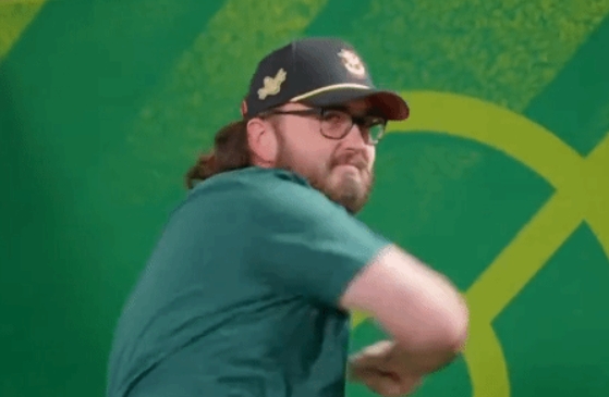 【蜗牛电竞】离谱!电竞冠军因庆祝动作被判负 空中挥拳时可能干扰到对手