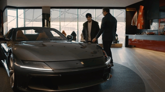 【蜗牛电竞】刚出新歌就提新车!周杰伦现身意大利摩德纳 定制专属法拉利超级跑车