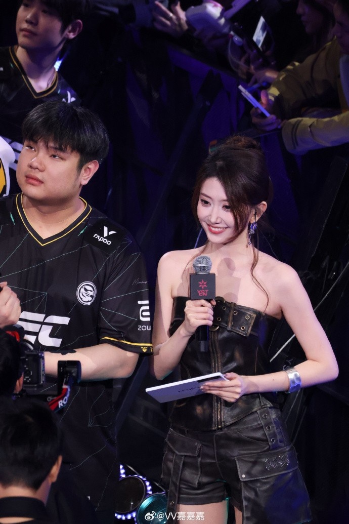 【蜗牛电竞】无畏契约主持人唯嘉晒照：这种离观众很近的感觉，确实很棒！