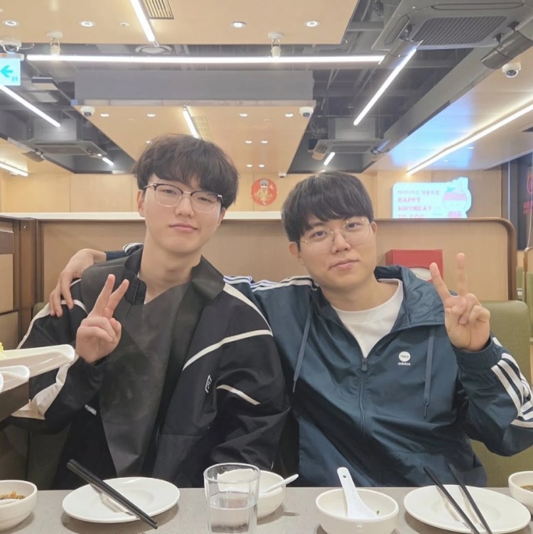 【蜗牛电竞】Cuzz分享与PerfecT聚餐合照:和昇玟一起