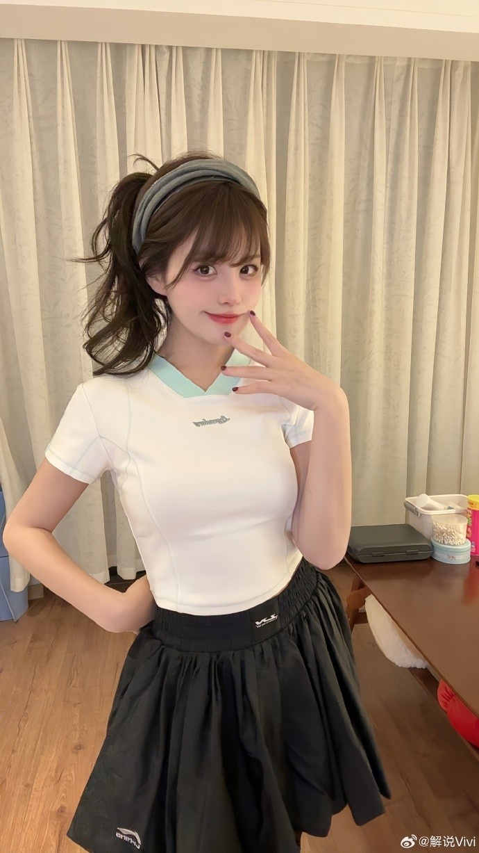 【蜗牛电竞】无畏契约主持ViVi晒照：我的夏日ootd中最喜欢的一套