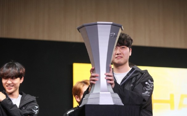 【蜗牛电竞】韩媒记者：BFX更换了对阵DNS的首发中单 Daystar替换Vicla