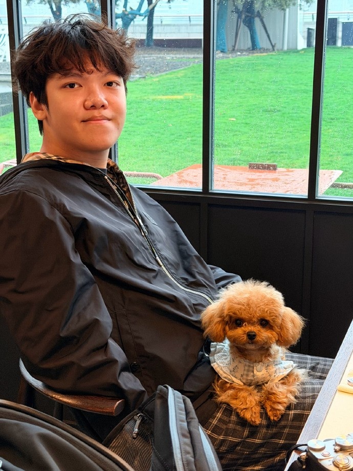 【蜗牛电竞】Angel分享生活照片：难得休息一天，可惜下雨安安不能去草坪上玩