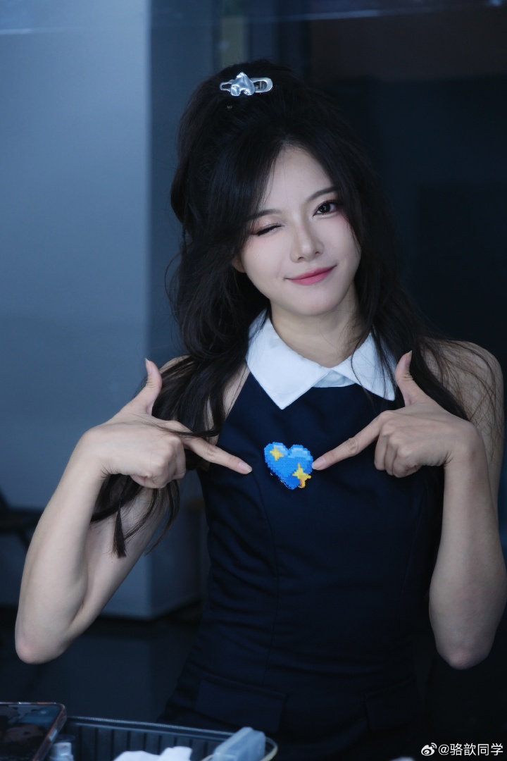 【蜗牛电竞】美女主持人骆歆晒照:蓝色爱心~甜美笑容~
