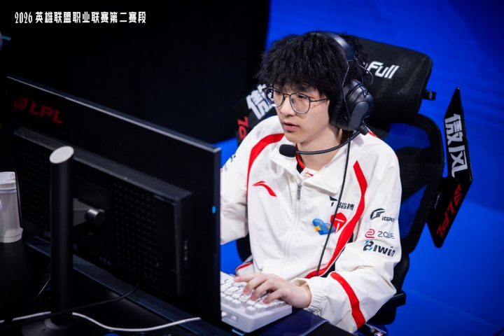 【蜗牛电竞】未来很可期！TES上单ZUIAN拿下6-9-17全场数据：对Bin亮剑出成效